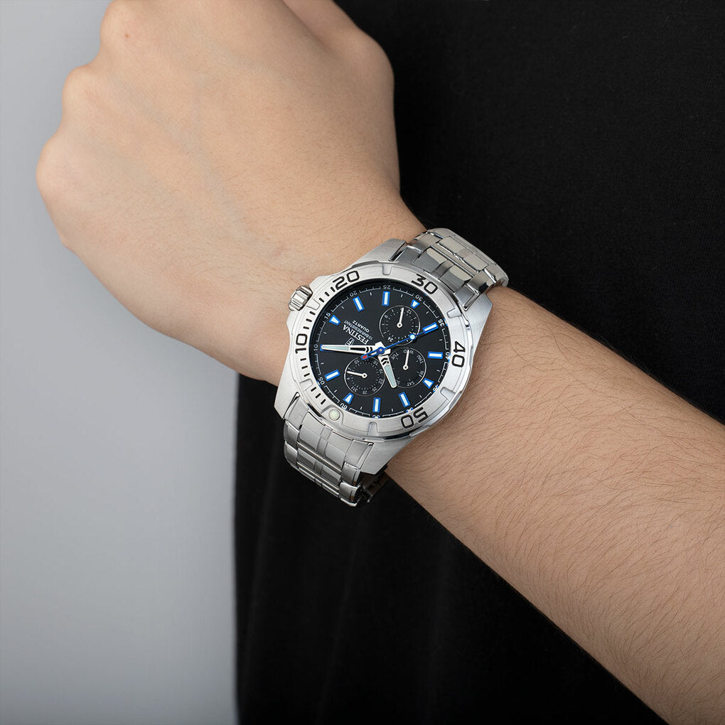 Orologio per uomo in acciaio con quadrante nero e lancette nere, con cronografo. Lancette bianche e tacche degli orari bianche con contorni blu.

Lunghezza totale 22 cm, con possibilità di accorciarlo.

Larghezza cinturino 2,2 cm.

Diametro cassa 4,3 cm.

Meccanismo funzionante con pila.

Resistenza all'acqua 10 ATM. 

Garanzia 2 anni.