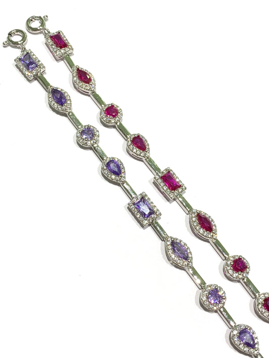 Bracciale tennis in argento con zirconi colorati di varie forme (tondi, goccia e rettangolare) circondati da zirconi bianchi. Disponibile nel colore fucsia oppure lilla ametista.
Lunghezza regolabile da 18 a 21,5 cm. 

Dimensione zirconi 0,5 cm.