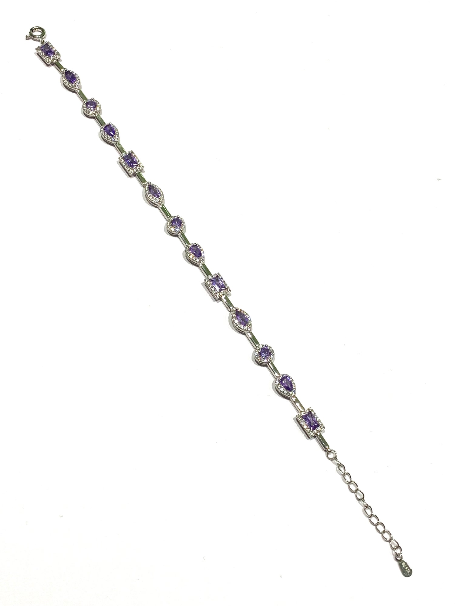 Bracciale tennis in argento con zirconi colorati di varie forme (tondi, goccia e rettangolare) circondati da zirconi bianchi. Disponibile nel colore fucsia oppure lilla ametista.
Lunghezza regolabile da 18 a 21,5 cm. 

Dimensione zirconi 0,5 cm.
