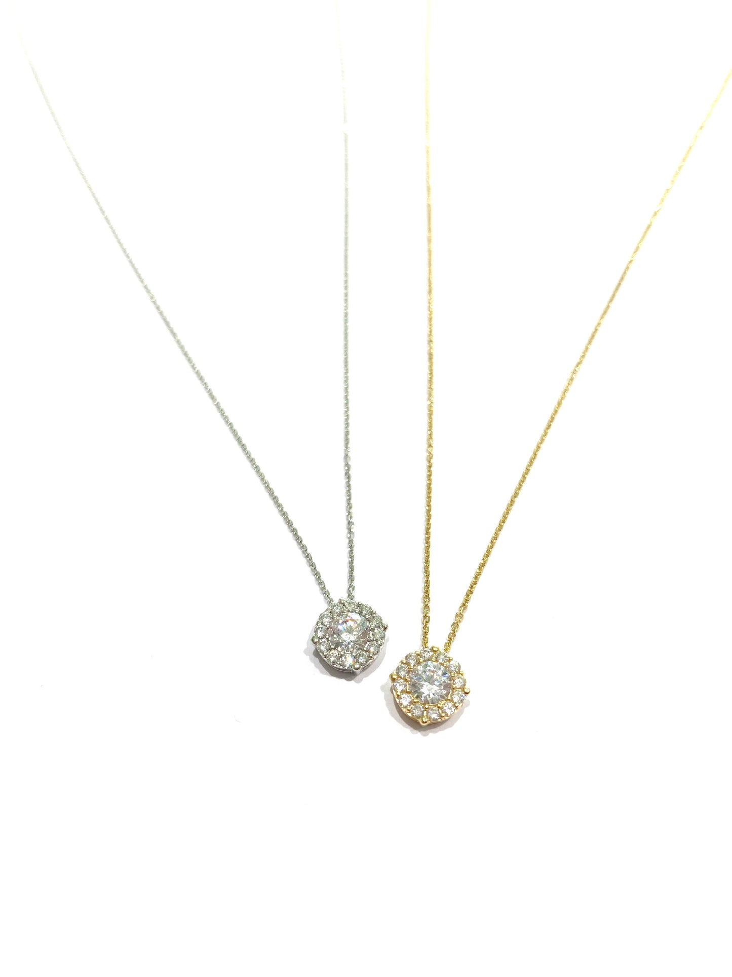 Collana in oro 18kt con zircone centrale circondato da piccoli zirconi.

Disponibile in oro giallo oppure oro bianco.

Lunghezza catena 42 cm.

Dimensione totale 0,6 cm.