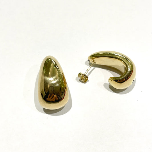 Orecchini in argento dorato a goccia.

Larghezza 1 cm.

Lunghezza 2,3 cm.

Chiusura con farfalline.