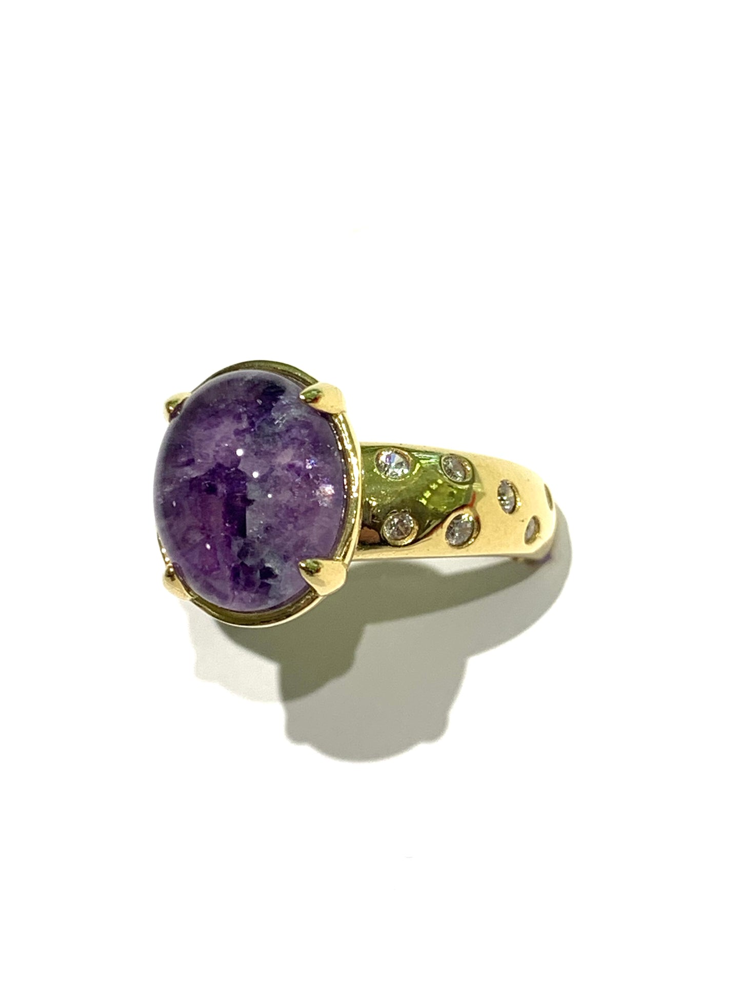 Anello in argento bagnato in oro giallo con pietra ovale colore lilla effetto marmo, il gambo é impreziosito lateralmente da piccoli zirconi. 

All’interno sono presenti le alette per regolare la misura.

Misura regolabile da 14 a 16.

Dimensione pietra 1x1,4 cm. 

Fascia anello larga 5 cm.
