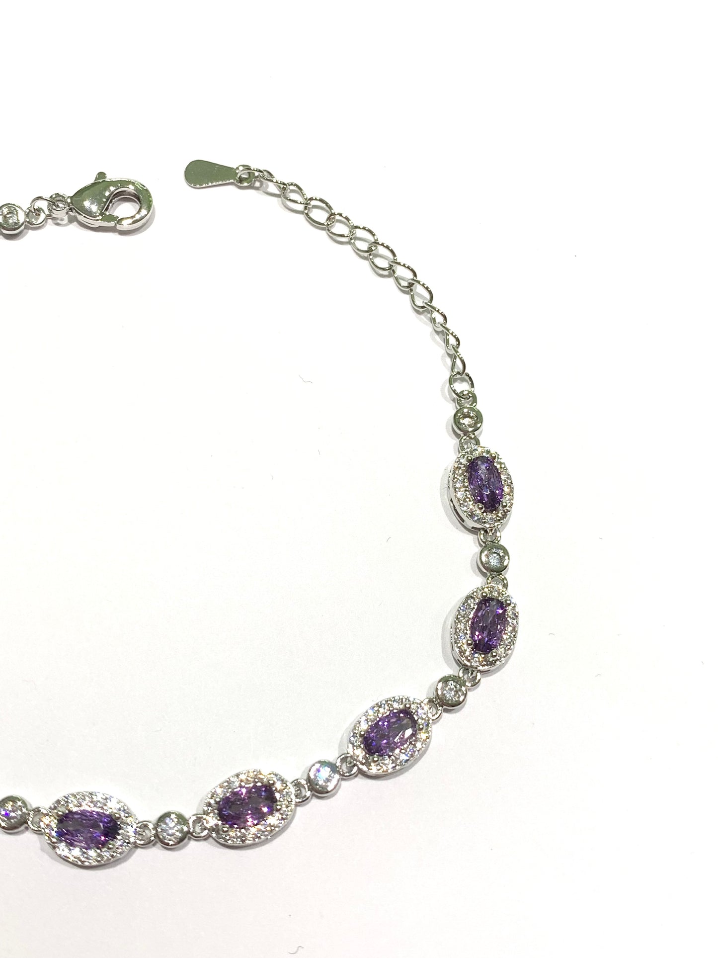 Bracciale tennis in argento con zirconi colorati circondati da zirconi bianchi. Disponibile nel colore rosso rubino oppure lilla ametista.
Lunghezza regolabile da 16 a 19 cm. 

Dimensione zirconi 0,5 cm.