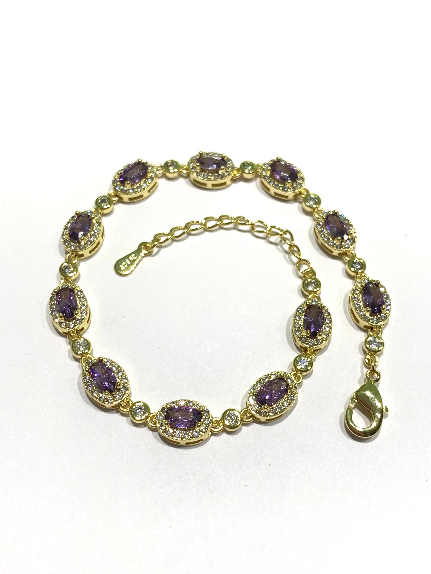 Bracciale tennis in argento bagnato in oro con zirconi colorati alternati da piccoli punti luce di zirconi.

Disponibile in colore verde smeraldo oppure lilla ametista.

Lunghezza regolabile da 16 a 19 cm. 

Dimensioni zirconi 0,5 cm.