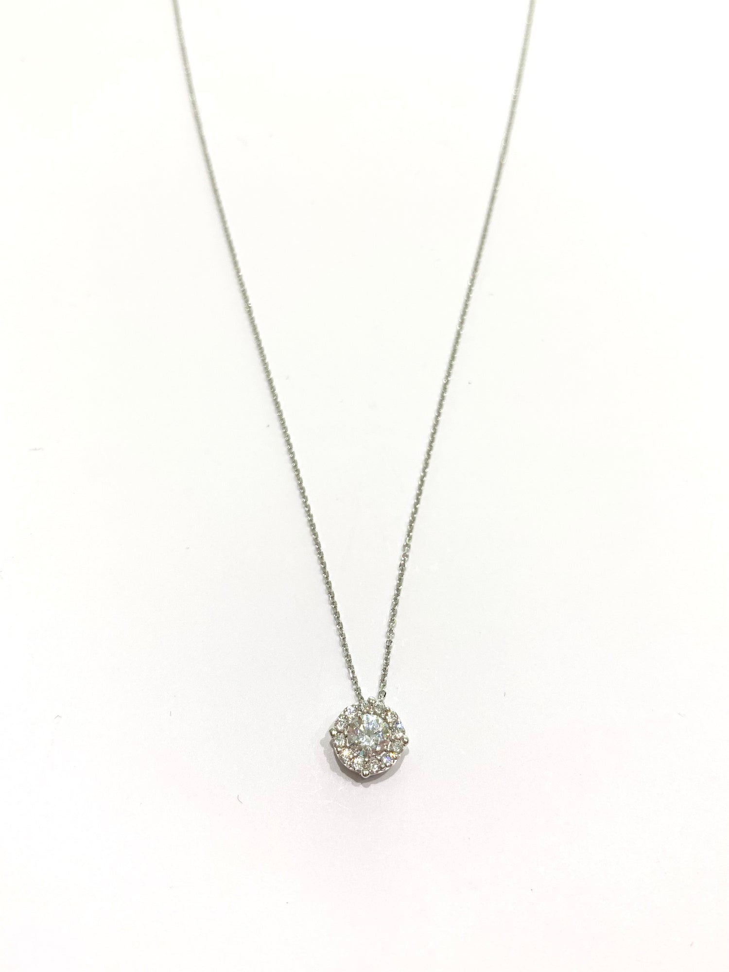 Collana in oro 18kt con zircone centrale circondato da piccoli zirconi.

Disponibile in oro giallo oppure oro bianco.

Lunghezza catena 42 cm.

Dimensione totale 0,6 cm.