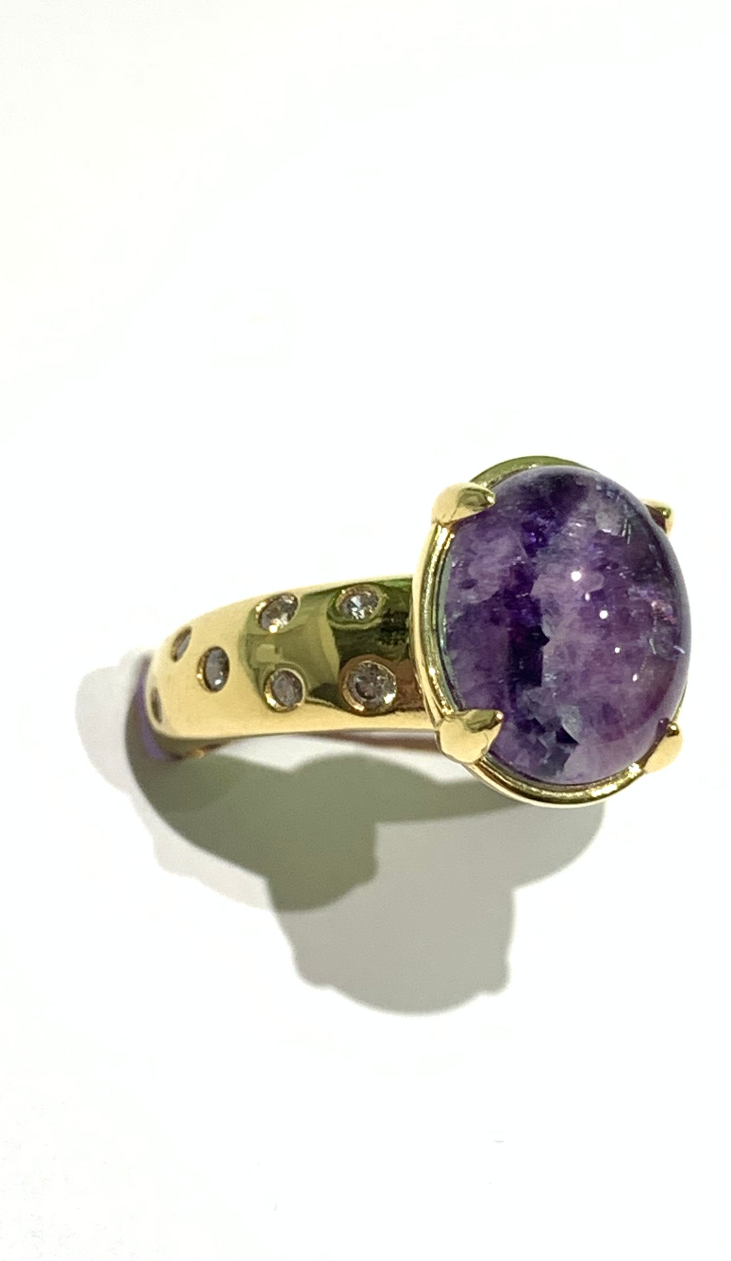 Anello in argento bagnato in oro giallo con pietra ovale colore lilla effetto marmo, il gambo é impreziosito lateralmente da piccoli zirconi. 

All’interno sono presenti le alette per regolare la misura.

Misura regolabile da 14 a 16.

Dimensione pietra 1x1,4 cm. 

Fascia anello larga 5 cm.
