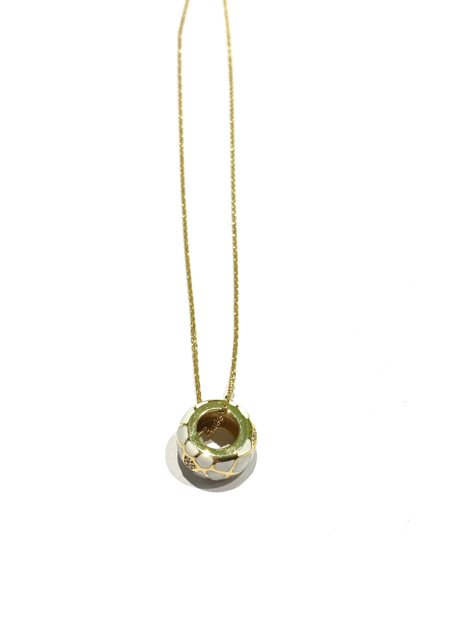 Collana in argento bagnata in oro giallo con ciondolo tondo ricoperto da smalto e zirconi.

Due colori disponibili: bianco o blu.

Lunghezza catena regolabile a 40 cm oppure a 45 cm.

Dimensione ciondolo 1,3 cm.

Diametro interno del ciondolo 0,6 cm.