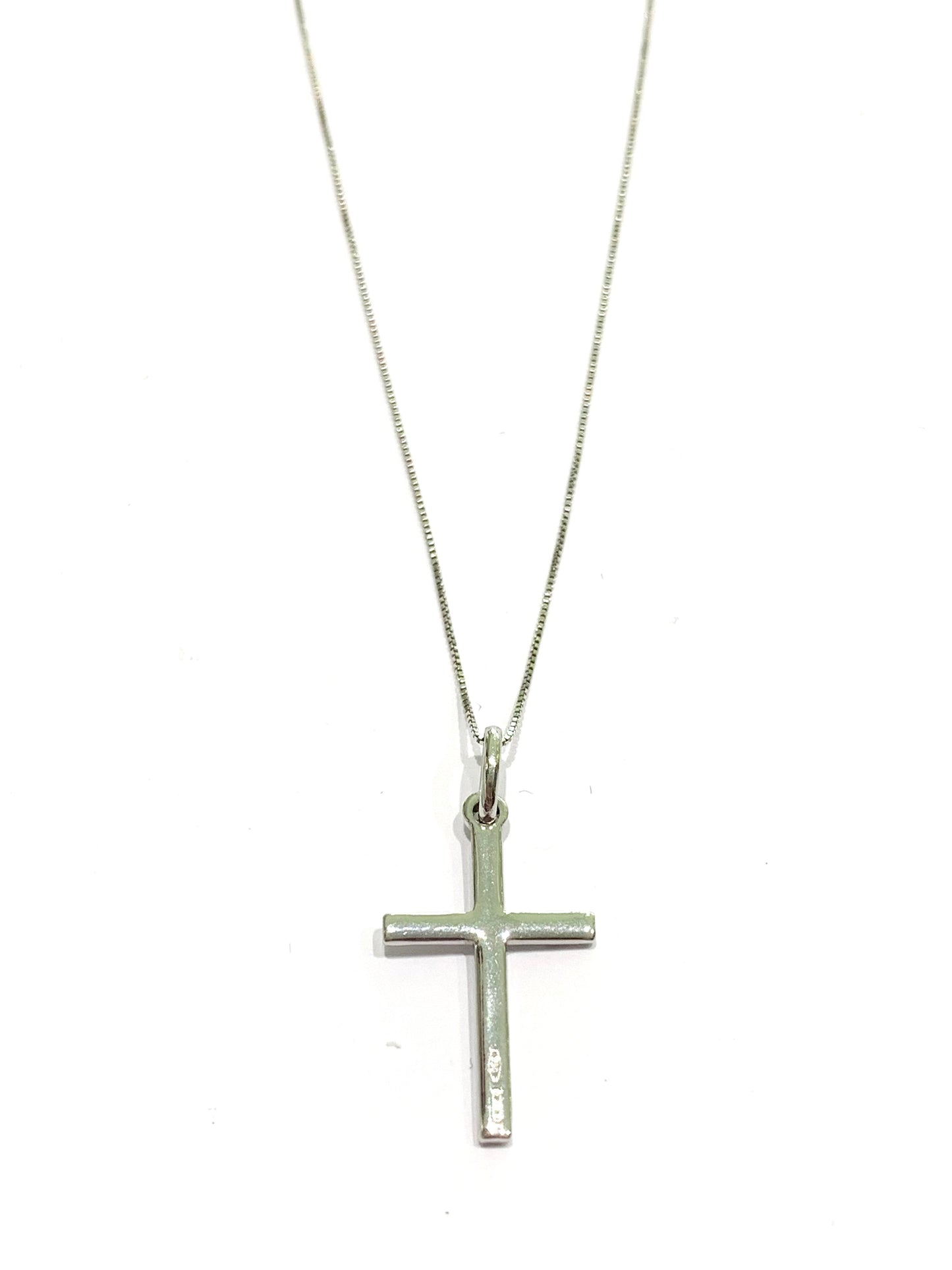 Collana in oro bianco 18kt con croce, da un lato liscia dall’altro con piccole onde. 

Lunghezza catena 42 cm.

Lunghezza ciondolo 1,2x2,5 cm incluso anellino.