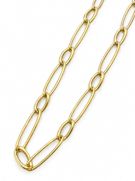 Collana in oro giallo 18kt con maglia a catena con anelli grandi alternati ad anelli più piccoli.  

Lunghezza catena 46 cm.

Dimensione anelli grandi 2,5x0,7 cm.

Dimensione anelli piccoli 1,5x0,7 cm.