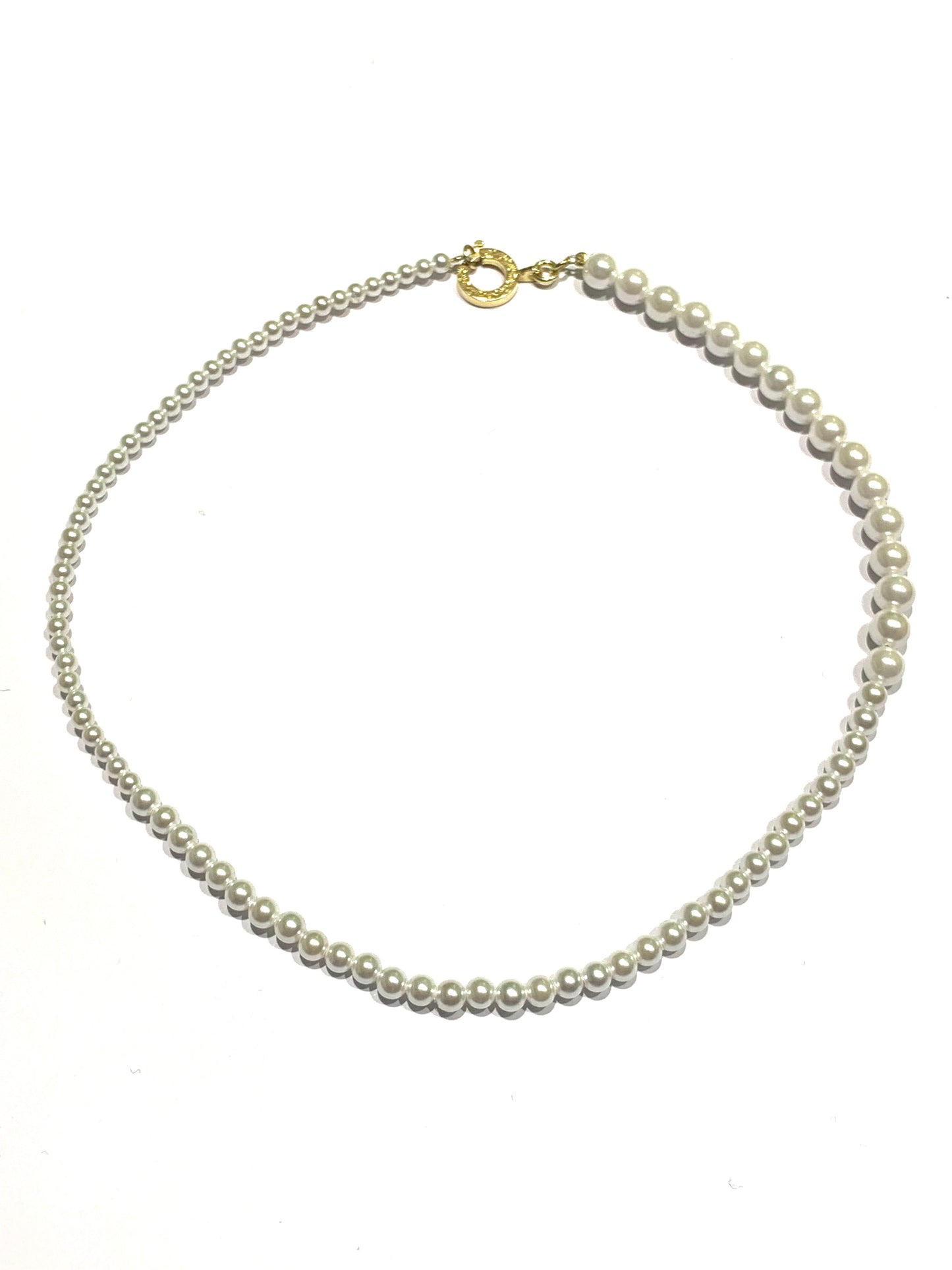 Collana in argento con moschettone bagnato in oro giallo, con giro di perle da più piccole a più grandi.

Lunghezza collana 38 cm.

Dimensione perle: da 0,2 cm a 0,5 cm.