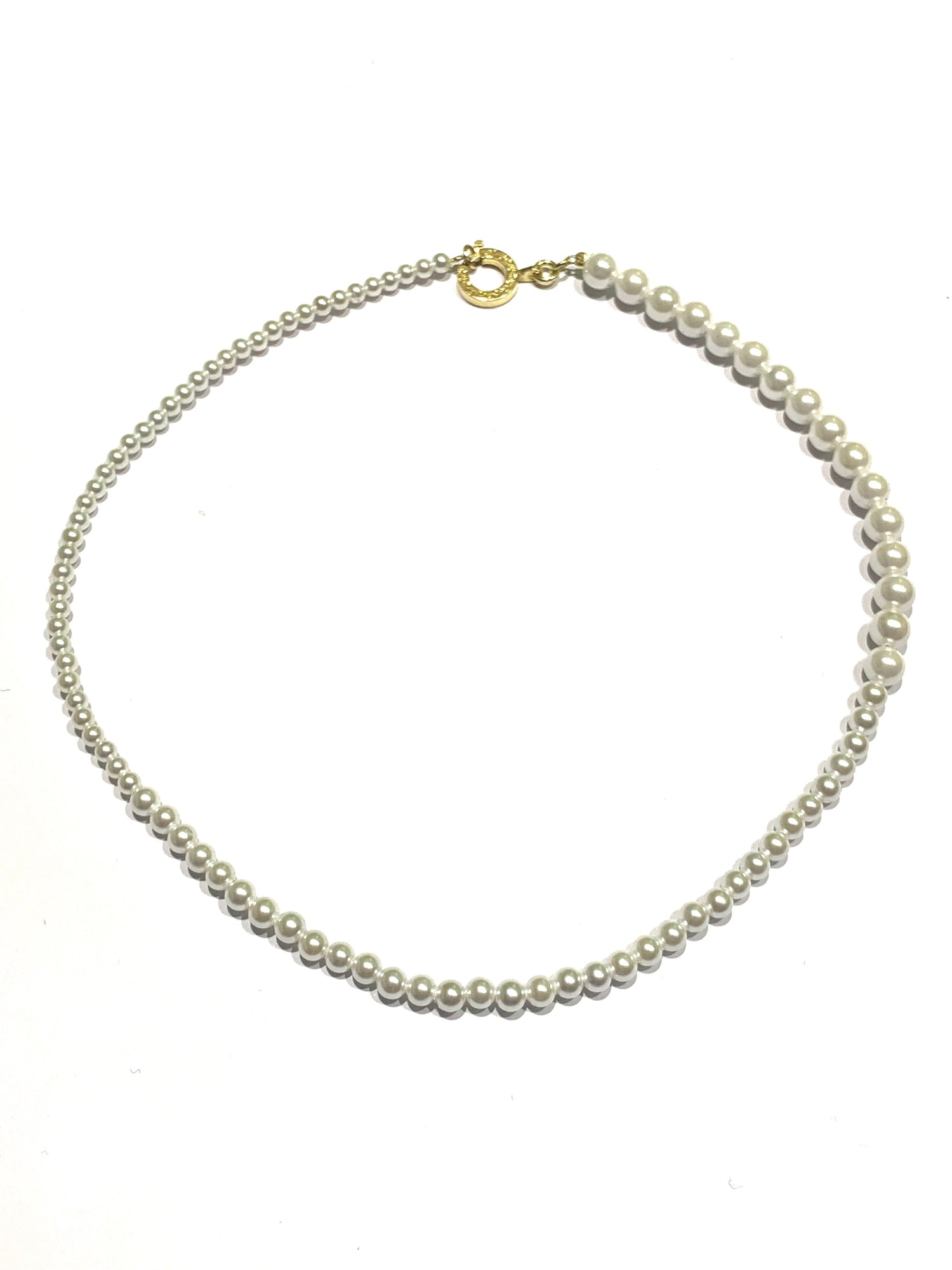 Collana in argento con moschettone bagnato in oro giallo, con giro di perle da più piccole a più grandi.

Lunghezza collana 38 cm.

Dimensione perle: da 0,2 cm a 0,5 cm.