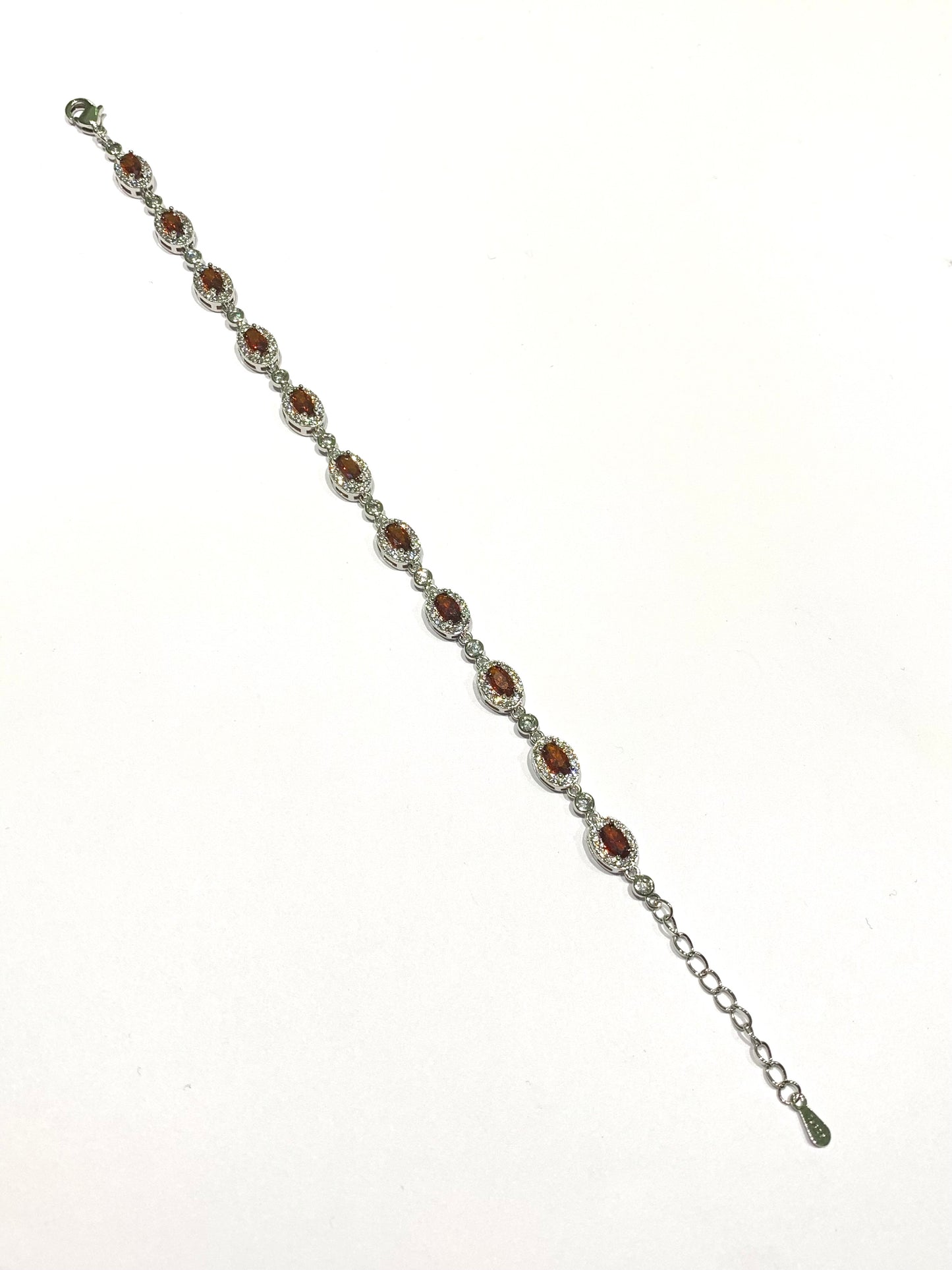 Bracciale tennis in argento con zirconi colorati circondati da zirconi bianchi. Disponibile nel colore rosso rubino oppure lilla ametista.
Lunghezza regolabile da 16 a 19 cm. 

Dimensione zirconi 0,5 cm.