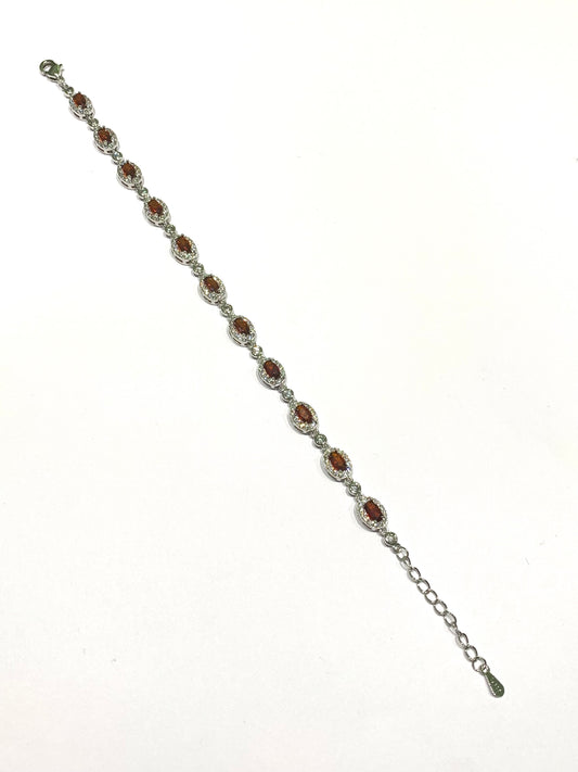 Bracciale tennis in argento con zirconi colorati circondati da zirconi bianchi. Disponibile nel colore rosso rubino oppure lilla ametista.
Lunghezza regolabile da 16 a 19 cm. 

Dimensione zirconi 0,5 cm.