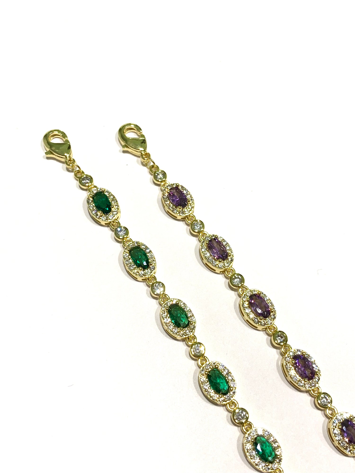 Bracciale tennis in argento bagnato in oro con zirconi colorati alternati da piccoli punti luce di zirconi.

Disponibile in colore verde smeraldo oppure lilla ametista.

Lunghezza regolabile da 16 a 19 cm. 

Dimensioni zirconi 0,5 cm.