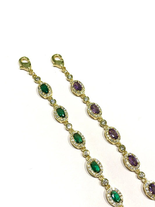 Bracciale tennis in argento bagnato in oro con zirconi colorati alternati da piccoli punti luce di zirconi.

Disponibile in colore verde smeraldo oppure lilla ametista.

Lunghezza regolabile da 16 a 19 cm. 

Dimensioni zirconi 0,5 cm.