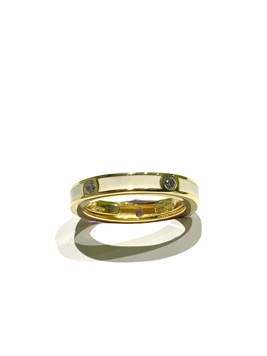 Anello in argento bagnato in oro giallo ricoperto interamente da smalto bianco alternato da piccoli zirconi.

All’interno sono presenti le alette per regolare la misura.

Misura regolabile da 12 a 14.

Larghezza anello 0,3 cm.