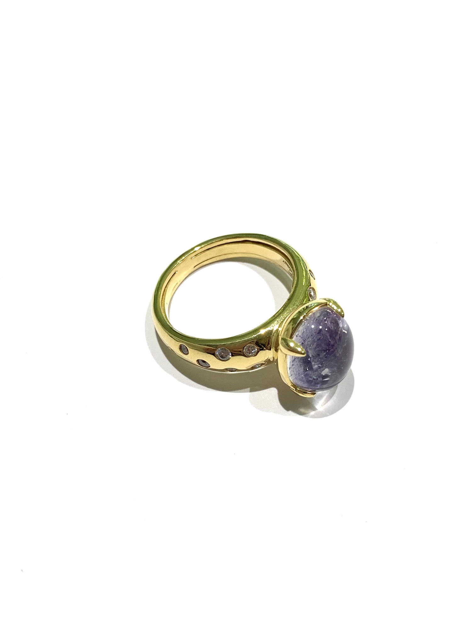 Anello in argento bagnato in oro giallo con pietra ovale colore lilla effetto marmo, il gambo é impreziosito lateralmente da piccoli zirconi. 

All’interno sono presenti le alette per regolare la misura.

Misura regolabile da 14 a 16.

Dimensione pietra 1x1,4 cm. 

Fascia anello larga 5 cm.
