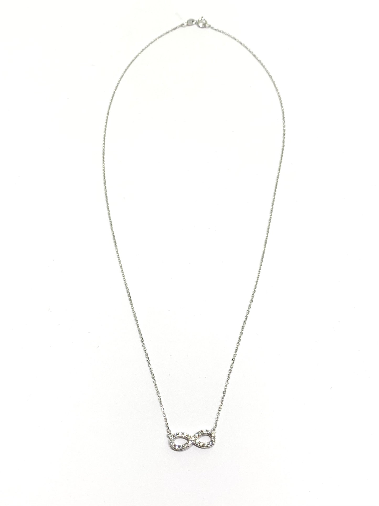 Collana in oro bianco 18kt con infinito ricoperto interamente da zirconi.

Lunghezza catena 42 cm.

Dimensioni infinito 0,6x2 cm incluso anellino.