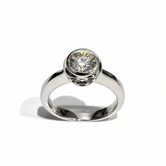 Anello solitario in oro bianco 18kt con zircone grande incassato e zirconi laterali che formano due cuori.
Dimensione zircone 0,5 cm.
Misura 15.