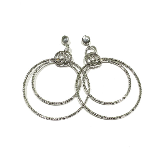 Orecchini in argento con cerchi pendenti satinati.
Lunghezza totale 6 cm.
Larghezza cerchio più grande 4 cm.
Chiusura con farfalline.