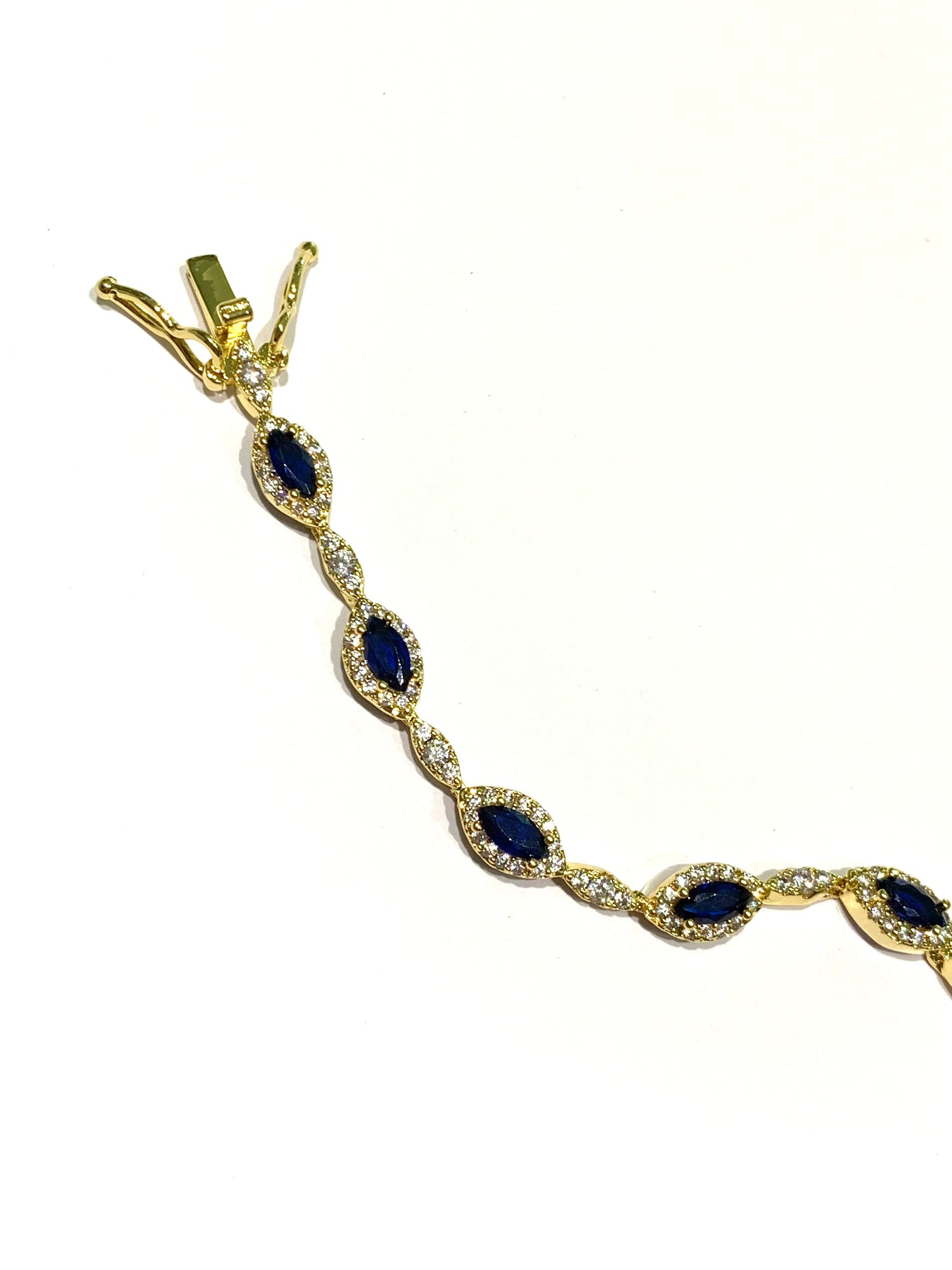 Bracciale tennis in argento bagnato in oro con zirconi blu colore zaffiro alternati da piccole barrette ricoperte da zirconi.

Lunghezza 19 cm. 

Dimensioni zirconi 0,5 cm.