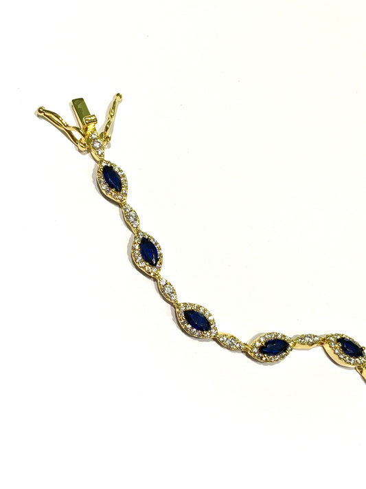 Bracciale tennis in argento bagnato in oro con zirconi blu colore zaffiro alternati da piccole barrette ricoperte da zirconi.
Lunghezza 19 cm.
Dimensioni zirconi 0,5 cm.