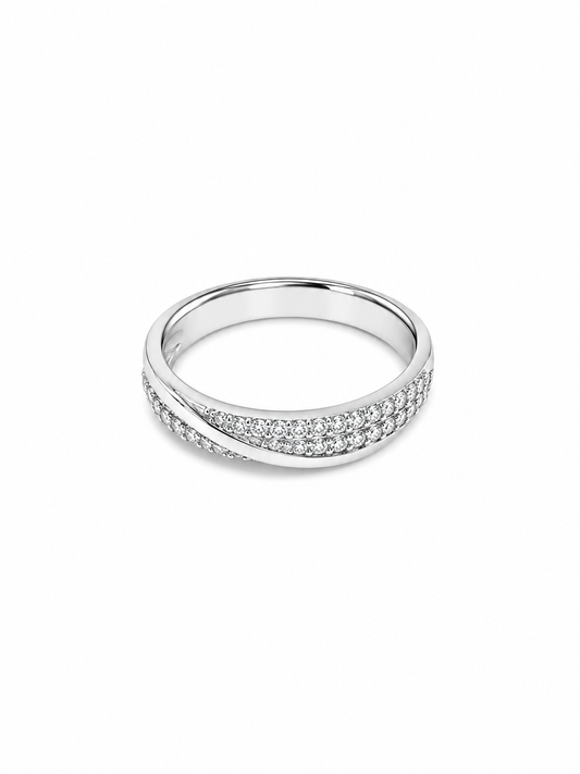 Anello in oro bianco 18kt con zirconi e fascetta liscia incrociata.
Larghezza totale 0,4 cm.
Misura 15.
