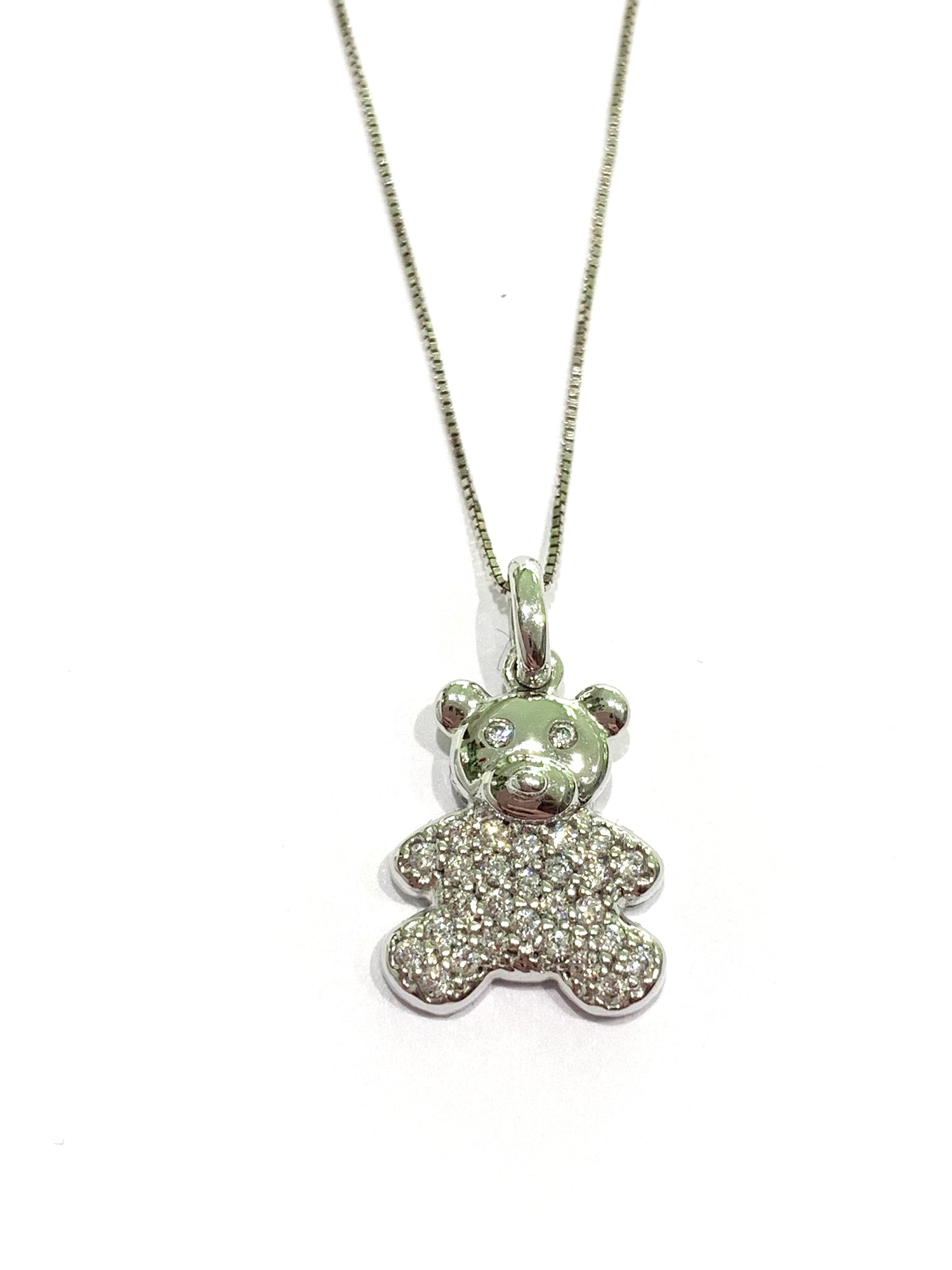 Collana oro bianco 18kt con orsetto ricoperto da zirconi.

Lunghezza catena 45 cm.

Dimensioni ciondolo 1x1,5 cm.
