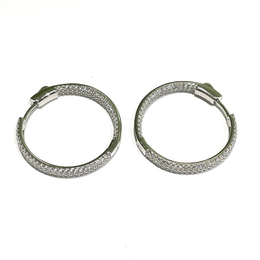 Orecchini in argento a cerchio ricoperti da zirconi.
Diametro interno 3 cm.
Spessore 0,4 cm.
Chiusura con farfalline.
