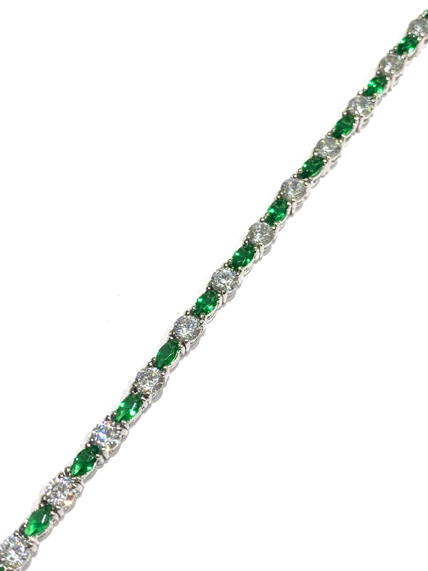 Bracciale tennis in argento con zirconi a goccia colorati alternati a zirconi bianchi tondi.

Disponibile in due colori: verde e magenta.

Lunghezza regolabile da 17 a 20 cm.

Dimensione zirconi 0,3 cm.
