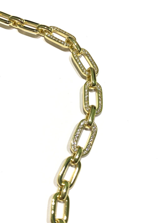 Bracciale in argento dorato con maglia a catena.

I tre anelli centrali sono ricoperti interamente da zirconi.

Lunghezza regolabile da 15,5 a 18,5 cm.

Larghezza 0,6 cm.

Dimensione tre anelli centrali 0,7 cm.