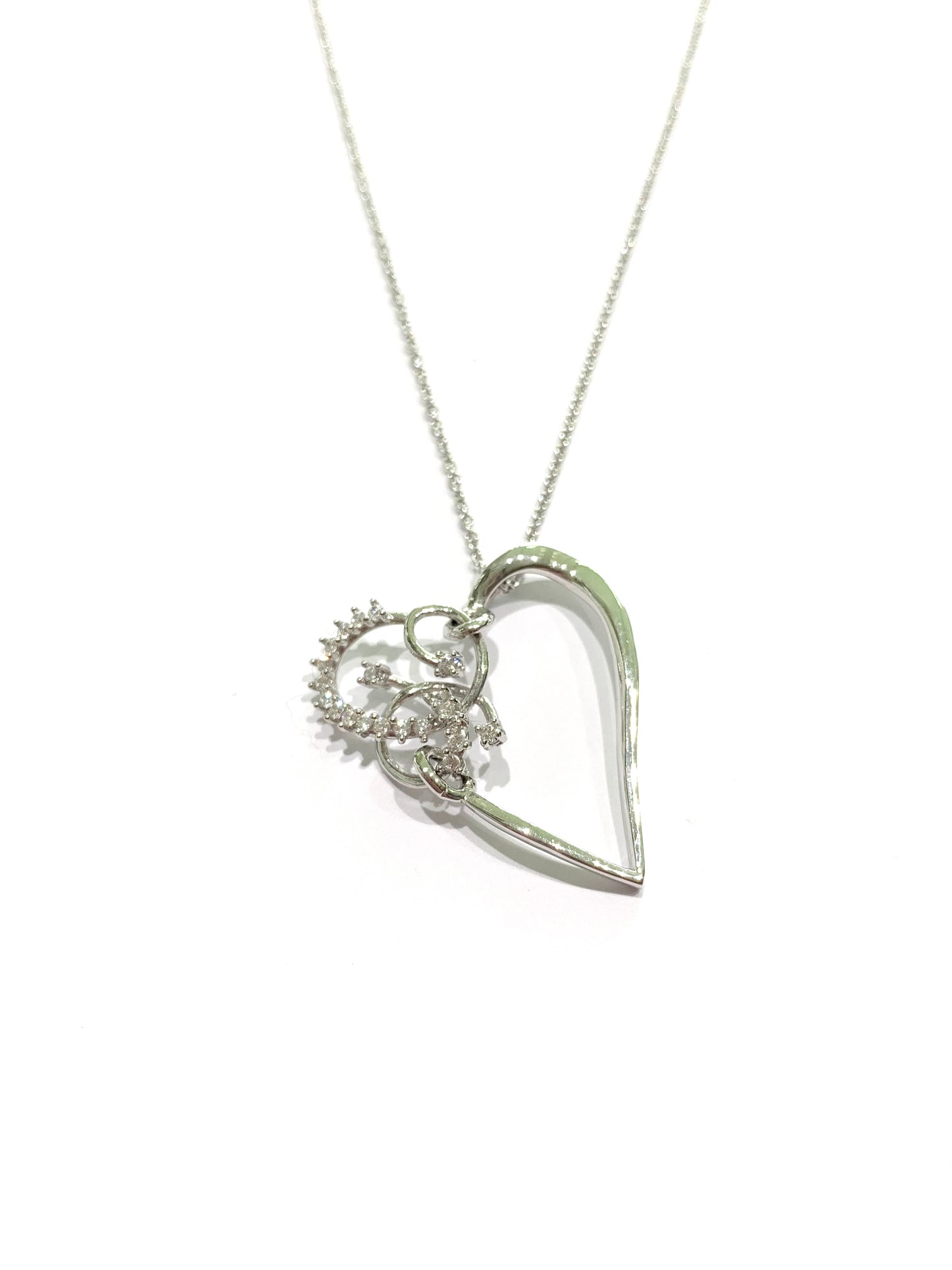 Collana in oro bianco 18kt con cuore composto da piccoli rametti ricoperti da zirconi bianchi.

Lunghezze catena 44 cm.

Dimensione ciondolo 2x2,5 cm.

