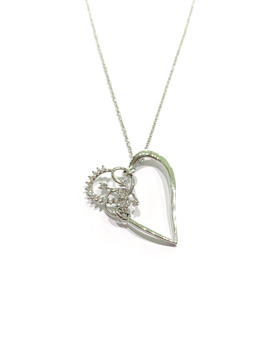 Collana in oro bianco 18kt con cuore composto da piccoli rametti ricoperti da zirconi bianchi.

Lunghezze catena 44 cm.

Dimensione ciondolo 2x2,5 cm.

