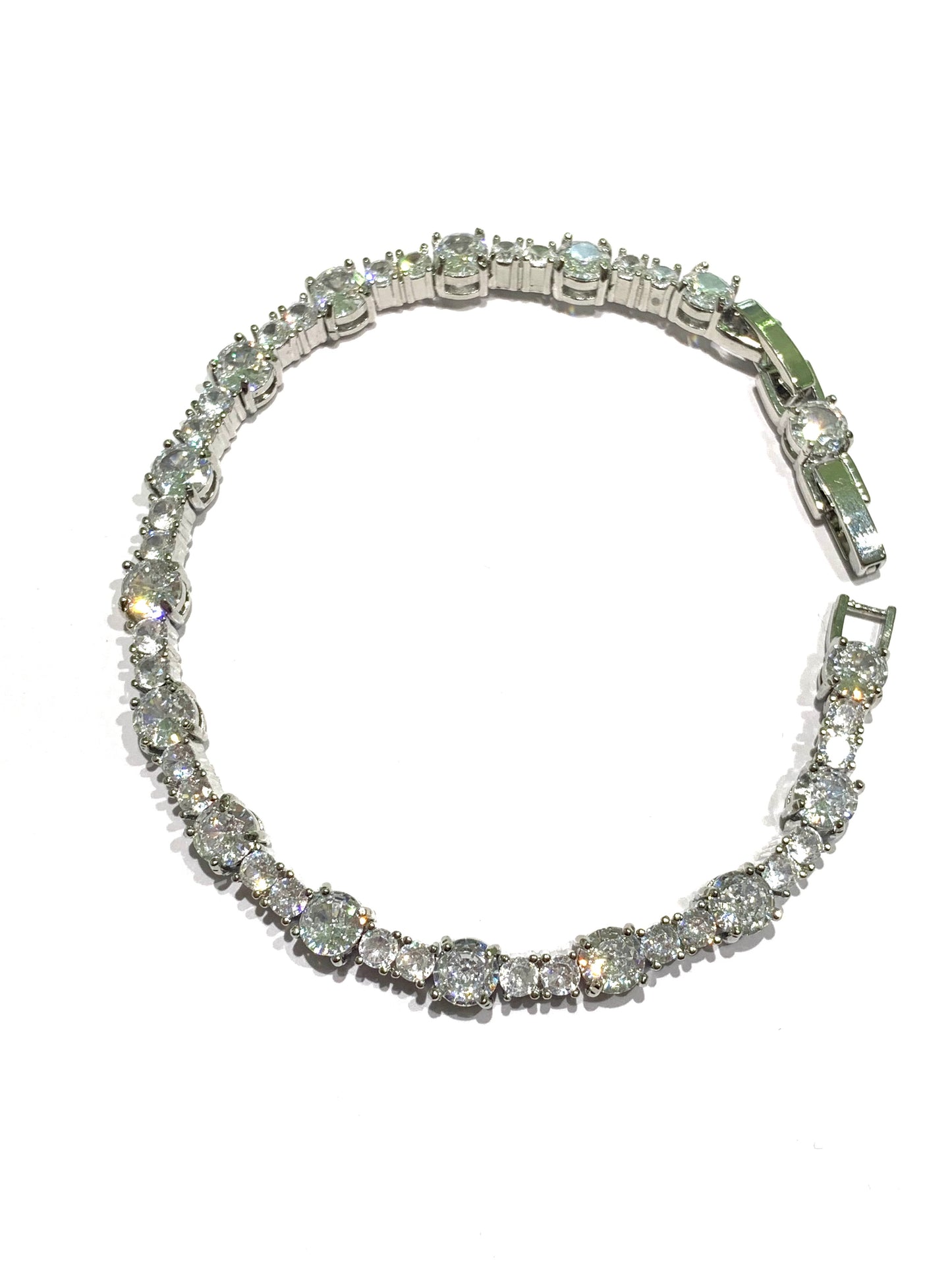Bracciale tennis in argento con zirconi bianchi di due misure alternate.

Lunghezza 17 cm + allungamento di 2 cm per un totale di 19 (visibile in foto).

Dimensione zirconi piccoli 0,3 cm.

Dimensione zirconi grandi 0,4 cm.