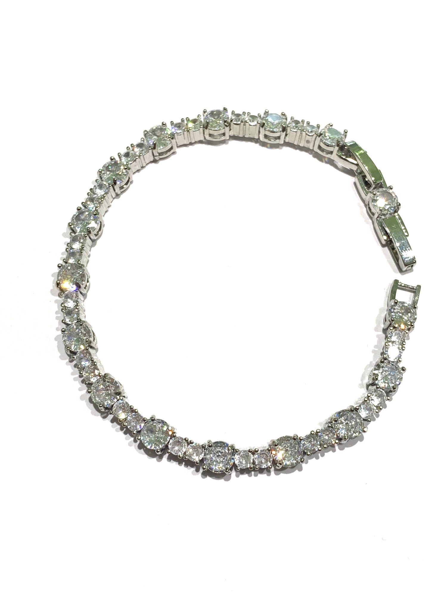 Bracciale tennis in argento con zirconi bianchi di due misure alternate.

Lunghezza 17 cm + allungamento di 2 cm per un totale di 19 (visibile in foto).

Dimensione zirconi piccoli 0,3 cm.

Dimensione zirconi grandi 0,4 cm.