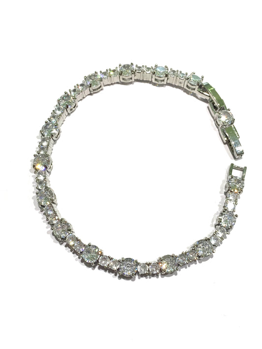 Bracciale tennis in argento con zirconi bianchi di due misure alternate.

Lunghezza 17 cm + allungamento di 2 cm per un totale di 19 (visibile in foto).

Dimensione zirconi piccoli 0,3 cm.

Dimensione zirconi grandi 0,4 cm.