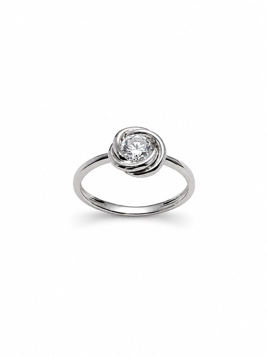 Anello in oro bianco 18kt con nodo e zircone centrale.
Dimensione totale 0,8 cm.
Misura 13.