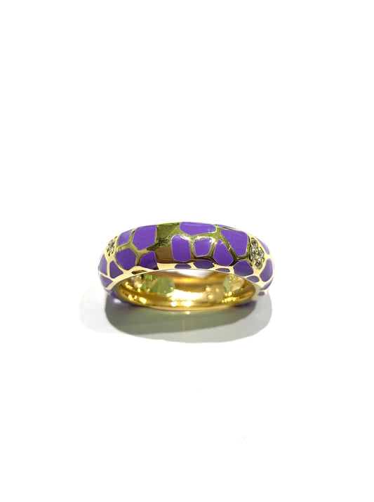 Anello in argento bagnato in oro giallo ricoperto interamente da smalto lilla, alternando colore e argento dorato. Inoltre l’anello è impreziosito da piccoli zirconi.
All’interno sono presenti le alette per regolare la misura.
Misura regolabile da 12 a 14.
Larghezza anello 0,5 cm.