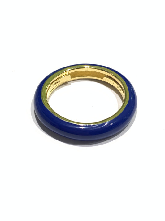 Anello in argento bagnato in oro giallo ricoperto interamente da smalto blu. 
All’interno sono presenti le alette per regolare la misura.

Misura regolabile da 14 a 16.

Larghezza anello 0,3 cm.