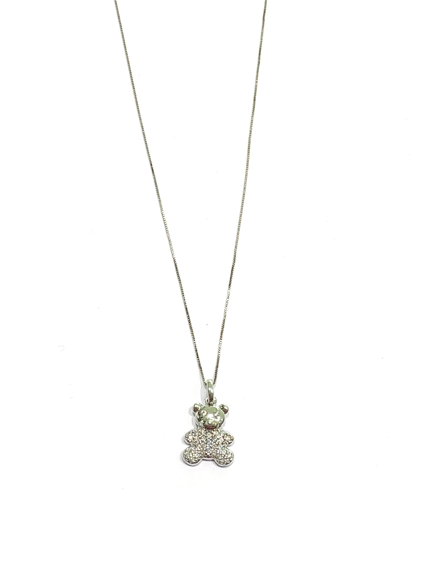 Collana oro bianco 18kt con orsetto ricoperto da zirconi.

Lunghezza catena 45 cm.

Dimensioni ciondolo 1x1,5 cm.
