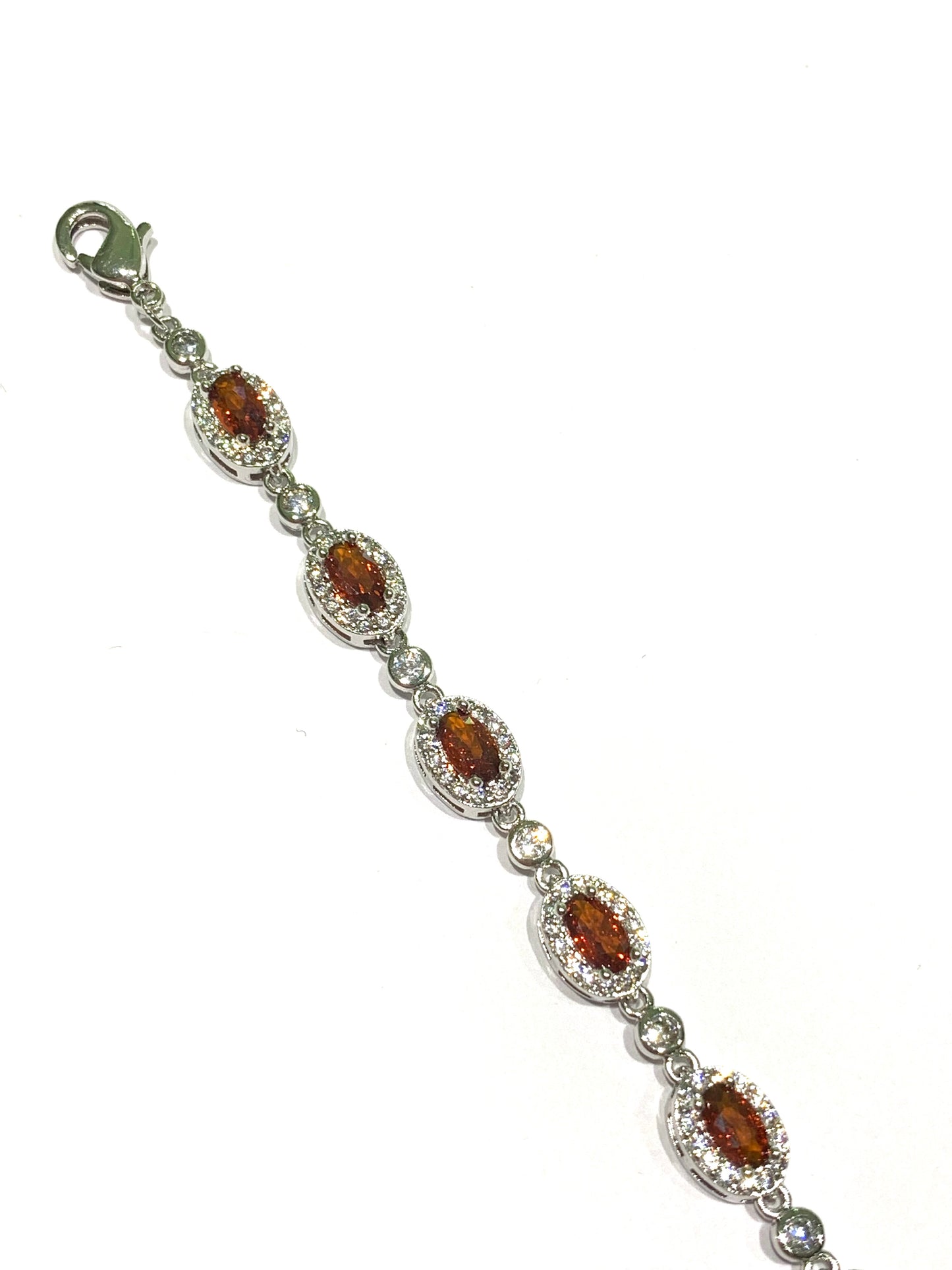 Bracciale tennis in argento con zirconi colorati circondati da zirconi bianchi. Disponibile nel colore rosso rubino oppure lilla ametista.
Lunghezza regolabile da 16 a 19 cm. 

Dimensione zirconi 0,5 cm.