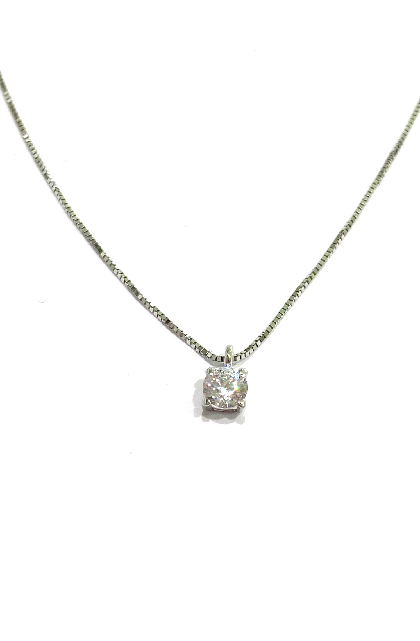 Collana in oro bianco 18kt con uno zircone punto luce.

Lunghezza catena 42 cm.

Dimensione zircone 0,3 cm.