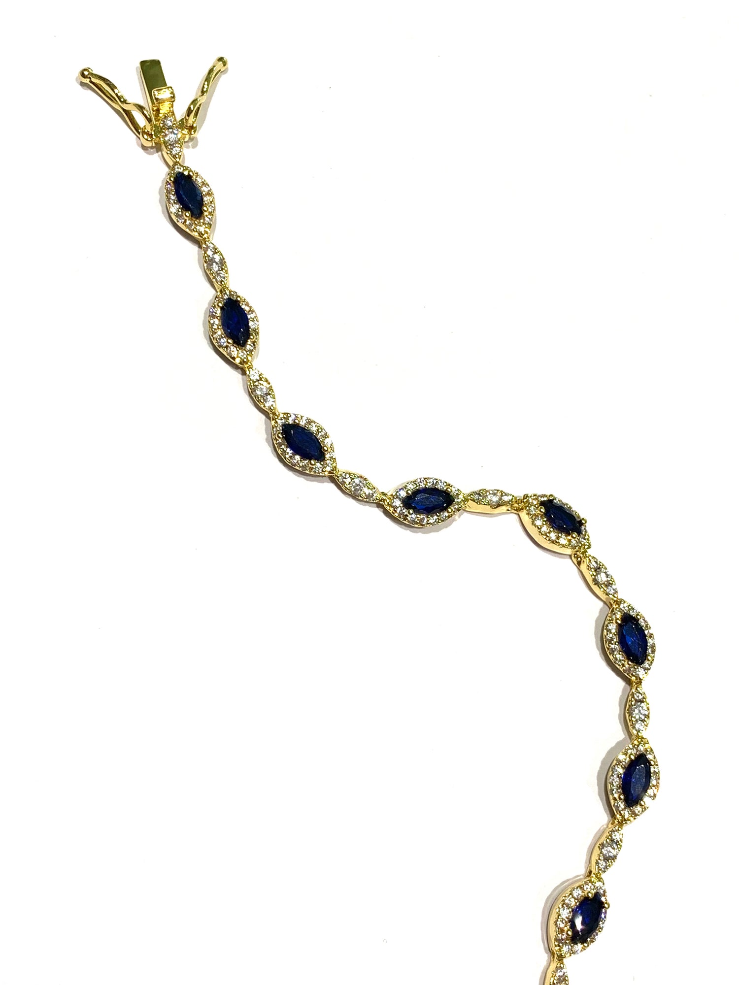Bracciale tennis in argento bagnato in oro con zirconi blu colore zaffiro alternati da piccole barrette ricoperte da zirconi.

Lunghezza 19 cm. 

Dimensioni zirconi 0,5 cm.