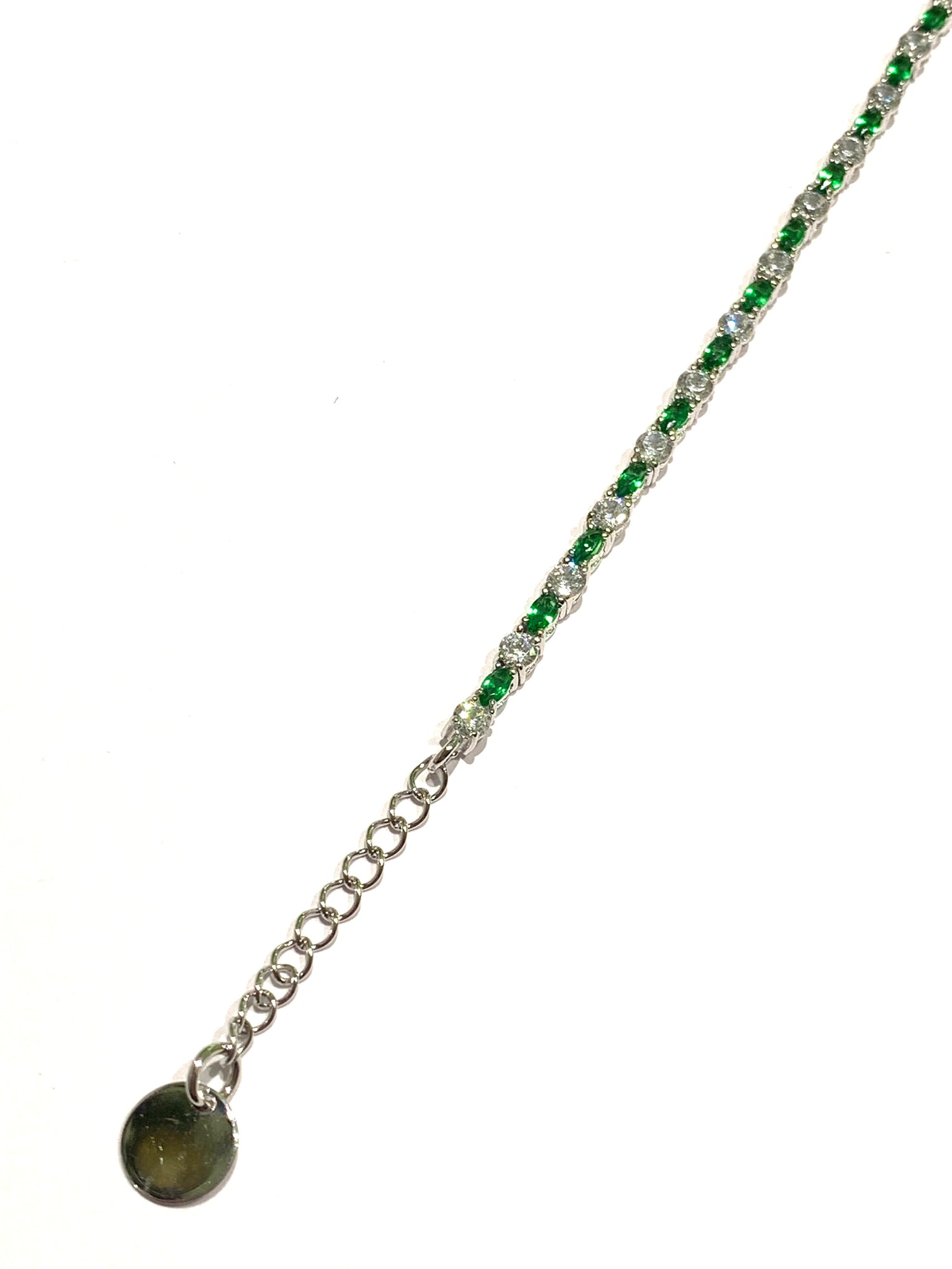 Bracciale tennis in argento con zirconi a goccia colorati alternati a zirconi bianchi tondi.

Disponibile in due colori: verde e magenta.

Lunghezza regolabile da 17 a 20 cm.

Dimensione zirconi 0,3 cm.