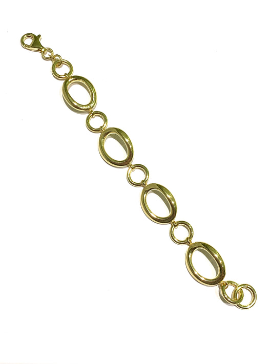 Bracciale in argento bagnato in oro giallo con maglia a catena con cerchi.

Lunghezza 17,5 cm regolabile in ogni maglia.

Dimensione anellini più piccoli 1 cm.

Dimensione anellini più grande 1,5 cm.