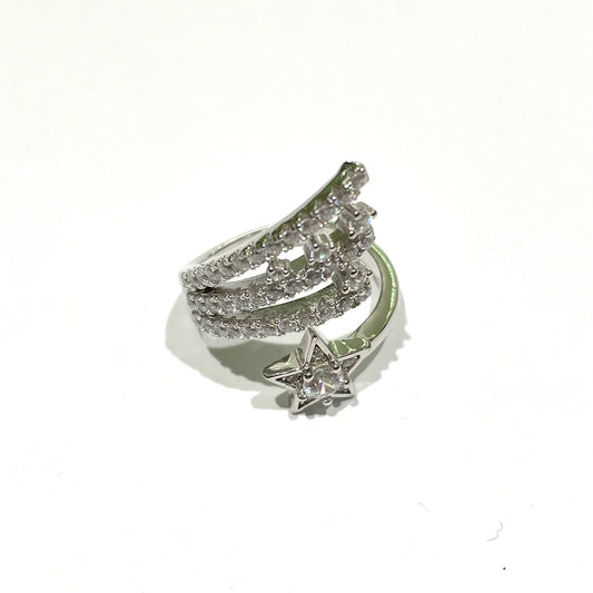 Anello in argento dorato con stella e zirconi.
Dimensione cuore 1 cm.
Misura regolabile 13 a 15.