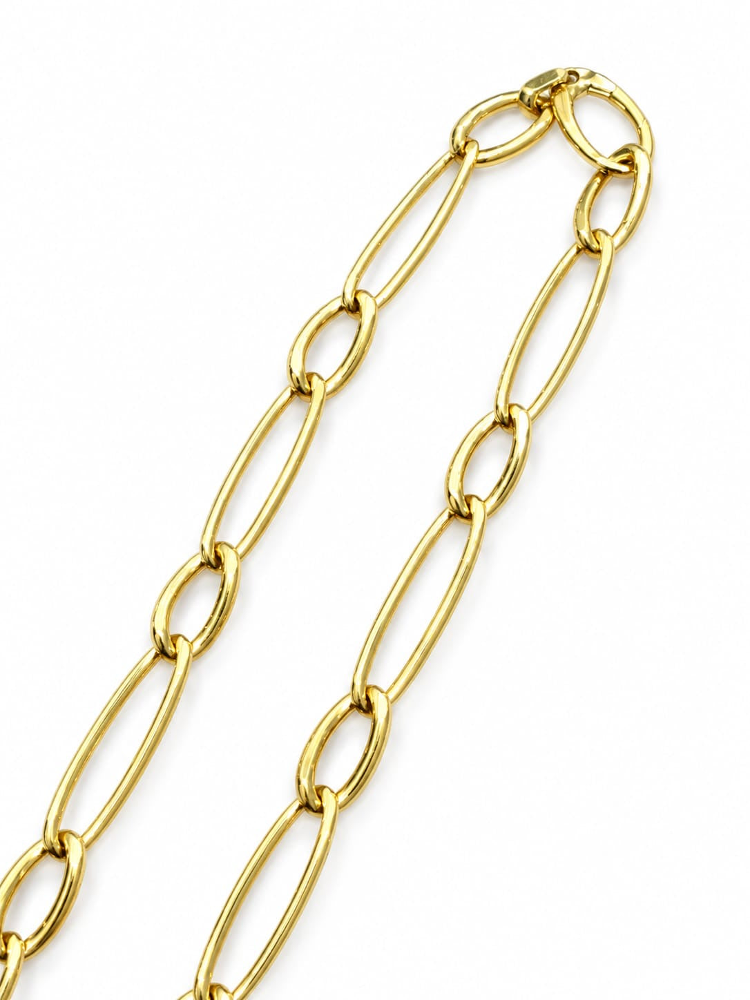 Collana in oro giallo 18kt con maglia a catena con anelli grandi alternati ad anelli più piccoli.  

Lunghezza catena 46 cm.

Dimensione anelli grandi 2,5x0,7 cm.

Dimensione anelli piccoli 1,5x0,7 cm.