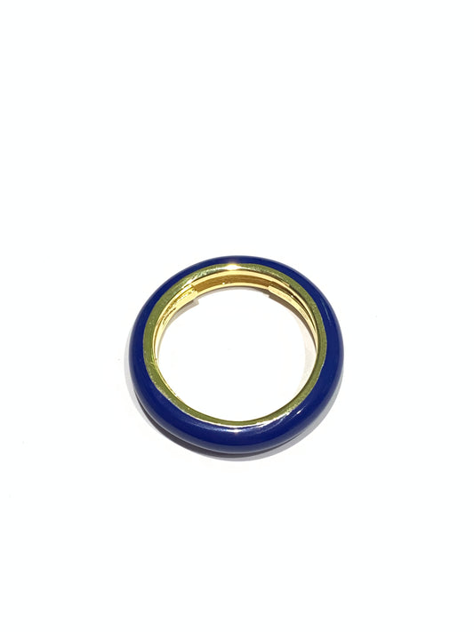 Anello in argento bagnato in oro giallo ricoperto interamente da smalto blu. 
All’interno sono presenti le alette per regolare la misura.

Misura regolabile da 14 a 16.

Larghezza anello 0,3 cm.