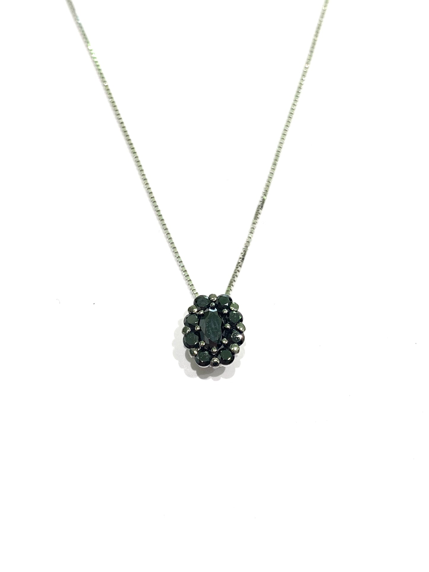 Collana in oro bianco 18kt con ciondolo ovale composto da tanti piccoli zirconi neri.

Lunghezza catena 42 cm.

Dimensioni ciondolo 0,8 cm.
