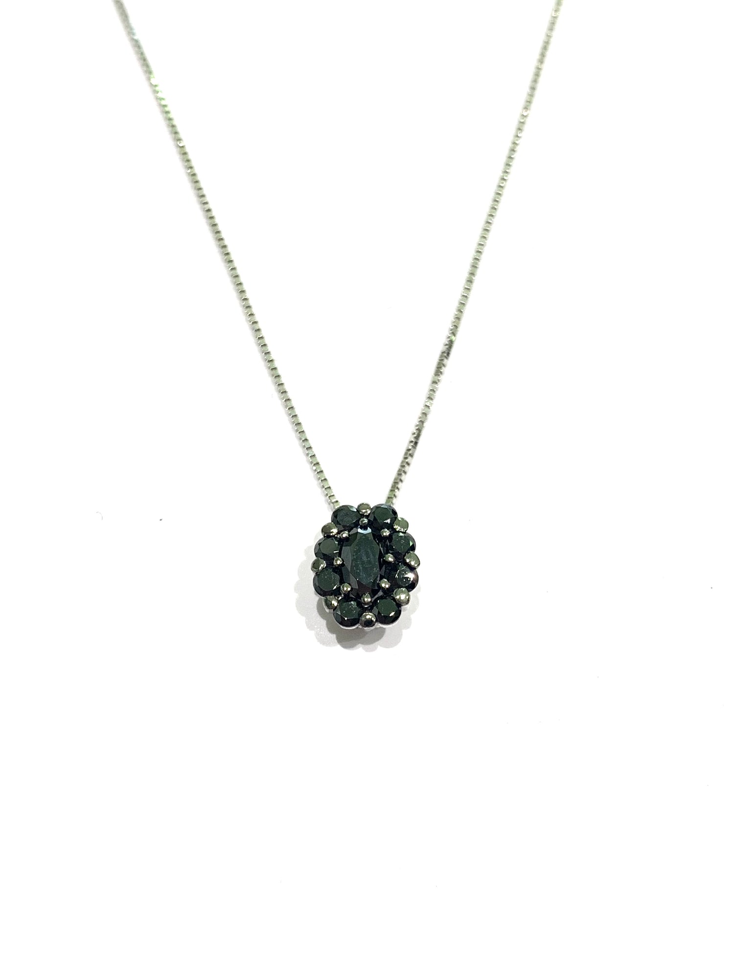 Collana in oro bianco 18kt con ciondolo ovale composto da tanti piccoli zirconi neri.

Lunghezza catena 42 cm.

Dimensioni ciondolo 0,8 cm.
